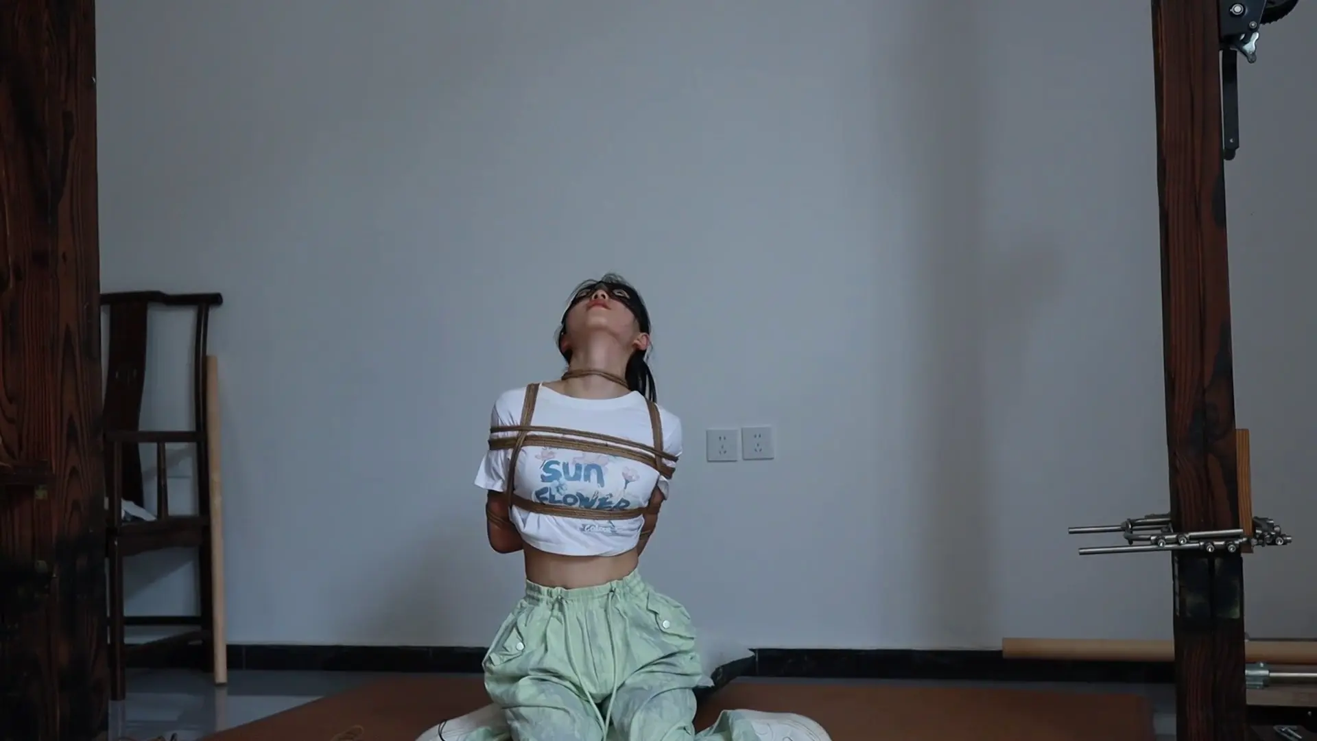 得意客定制原创绳艺新作绳艺束缚网站之新模试缚给她讲解了半小时！这部作品可以在线看！