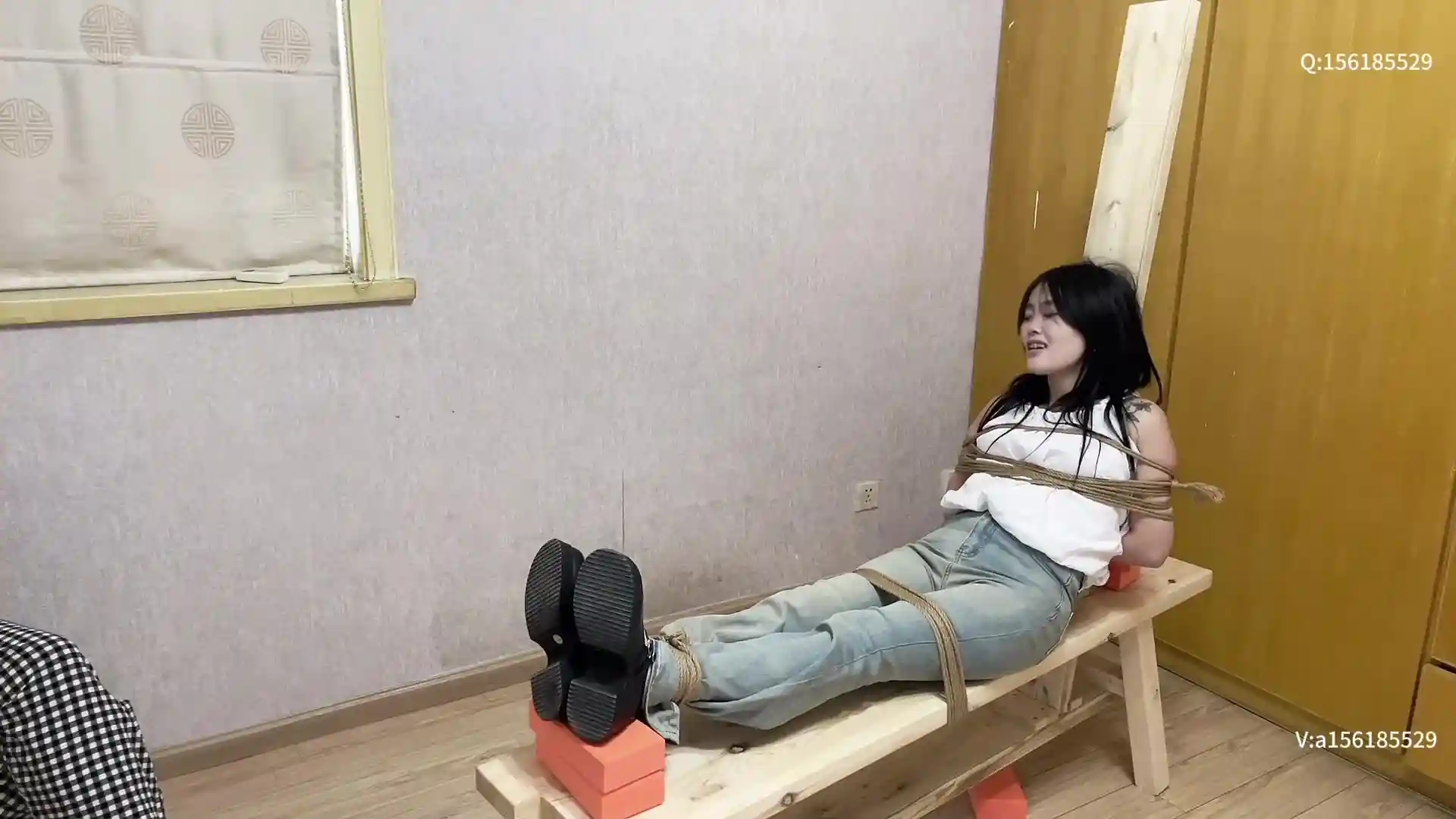 逍遥原创绳艺新作捆绑紧缚网站之逼问之下的老虎凳！这部作品可以在线看！