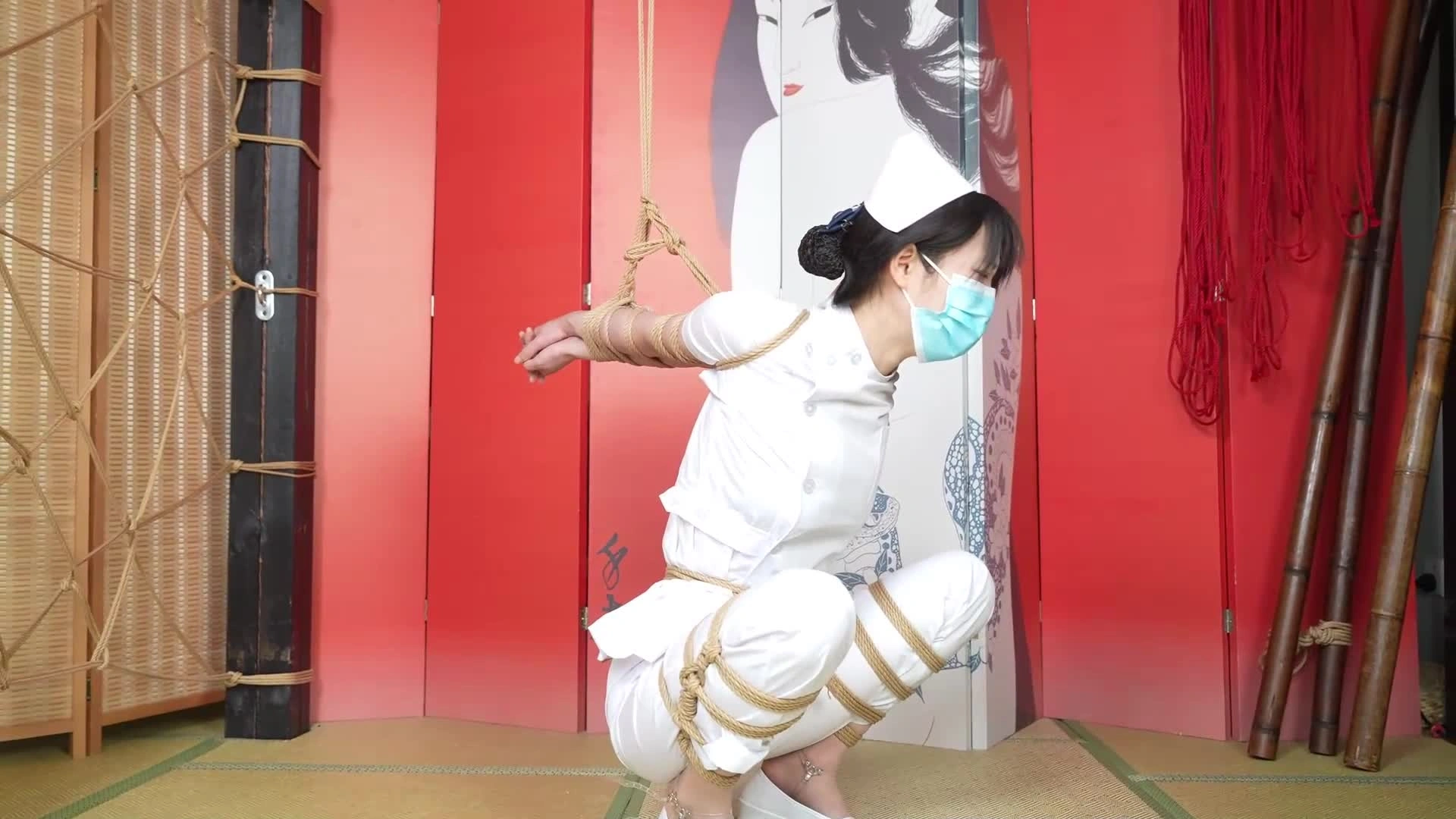 象人原创绳艺新作吊缚捆绑紧缚网站之嗷嗷护士服，强制踮脚放置！！这部作品可以在线看！