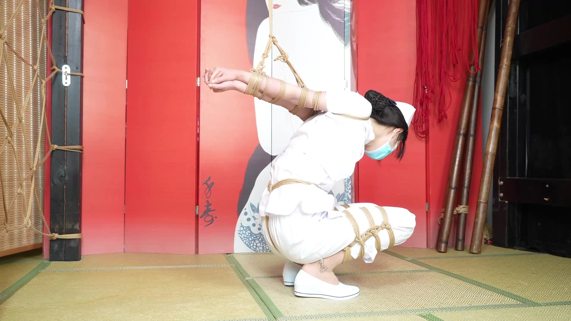 象人原创绳艺新作吊缚捆绑紧缚网站之嗷嗷护士服，强制踮脚放置！！这部作品可以在线看！