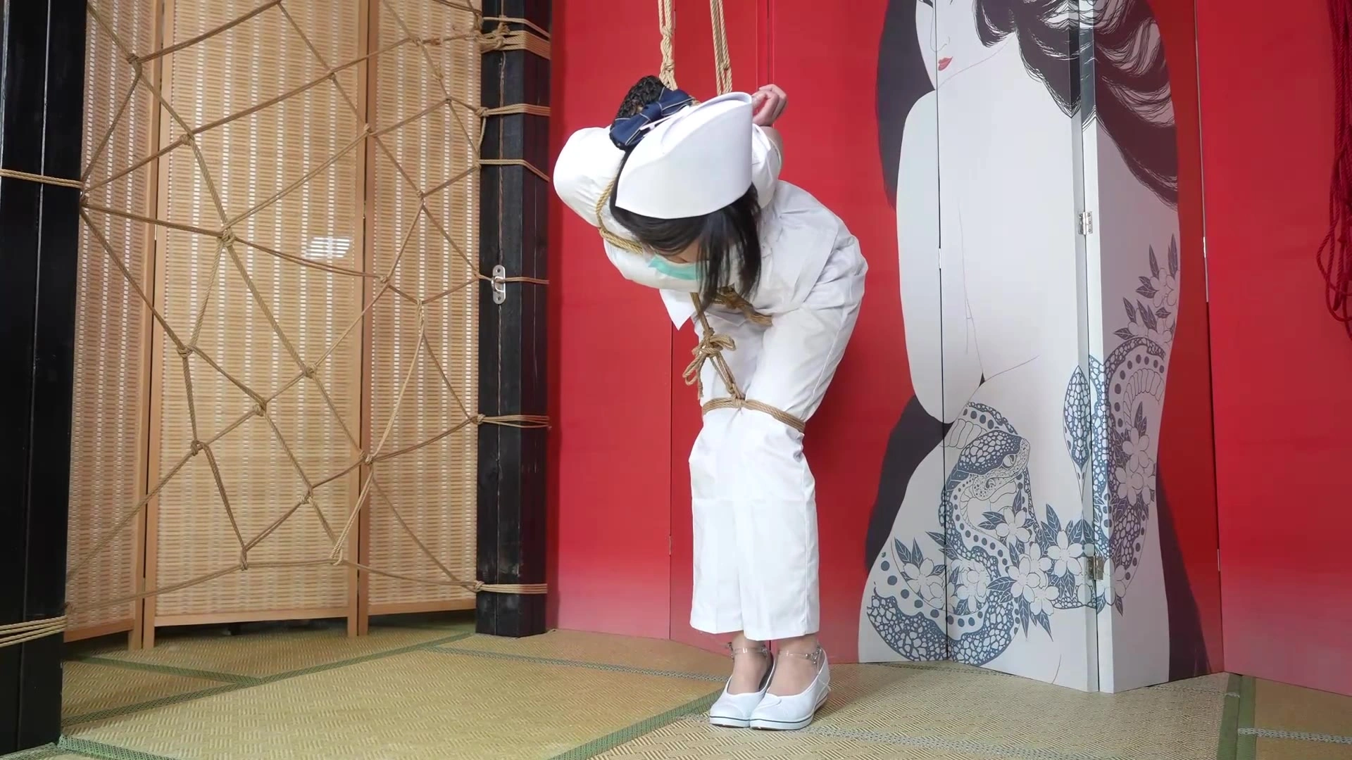 象人原创绳艺新作吊缚捆绑紧缚网站之嗷嗷护士服，强制踮脚放置！！这部作品可以在线看！