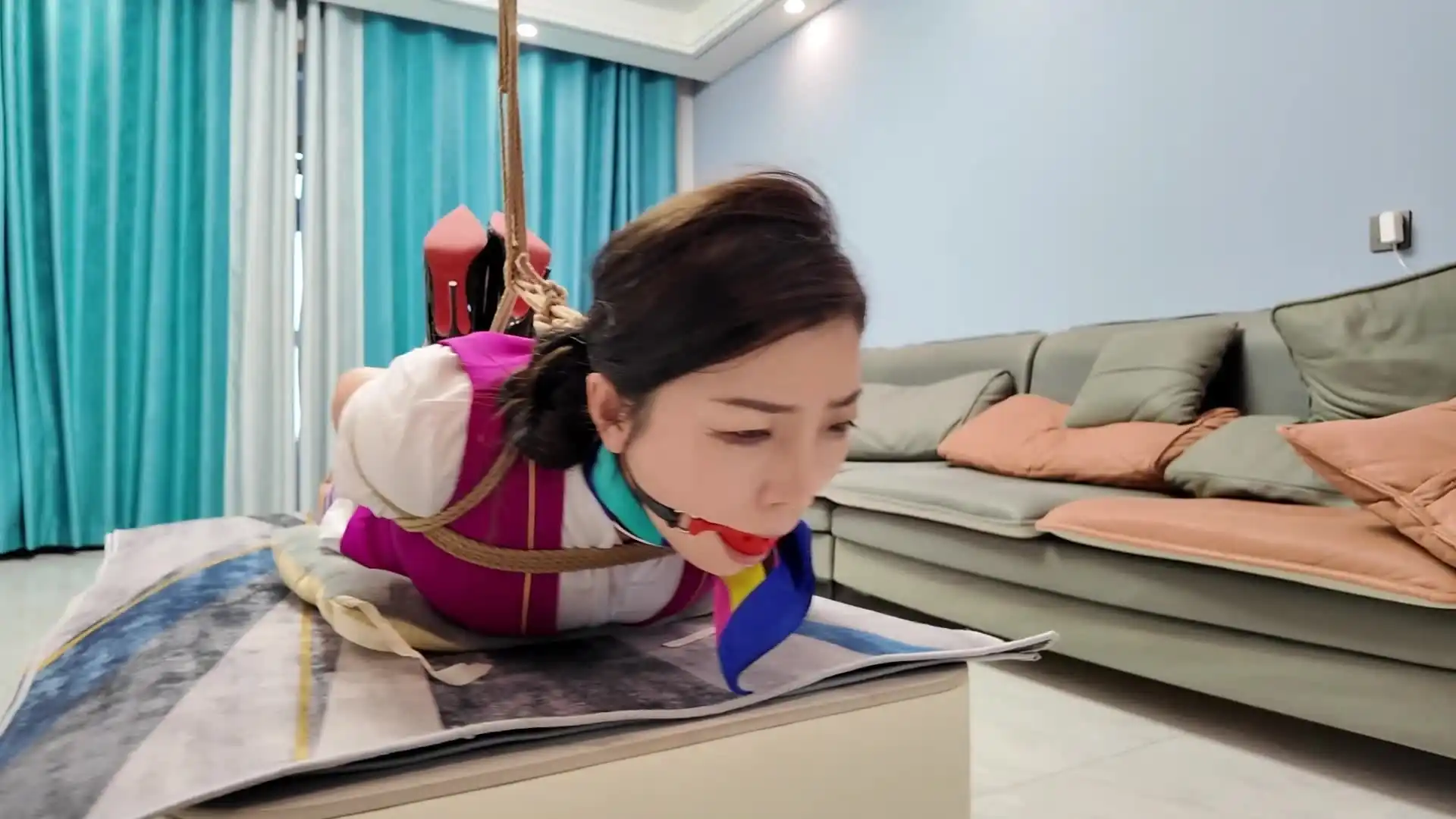 逍遥原创在线观看新作绳艺束缚vk视频之佳佳挑战驷马吊缚！这部作品可以在线看！