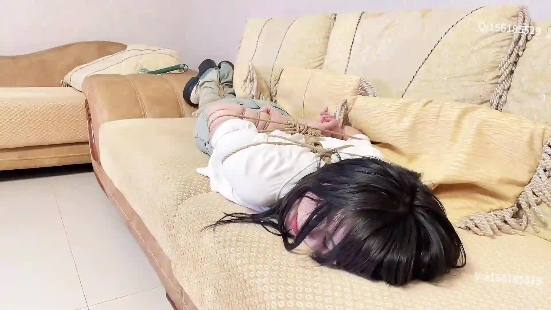 逍遥驷马工作室新作捆绑紧缚网站之五花大梆放置沙发.双褪并拢梱梆.驷马!这部作品可以在线看!