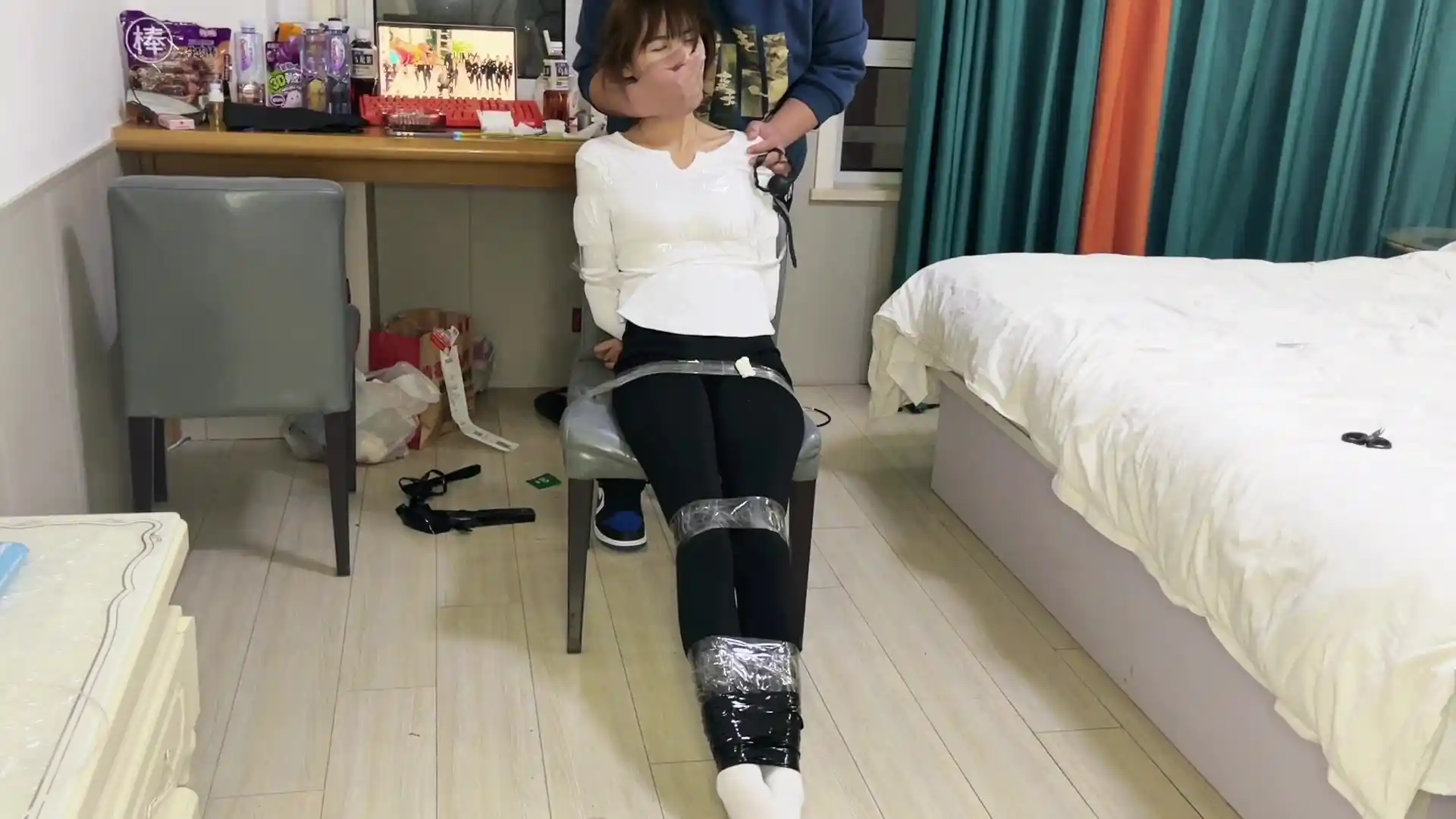 缚艺录绳艺新作国产chinese束缚网之瑜伽库+白袜，胶带、口球轮番使用！这部作品可以在线看！